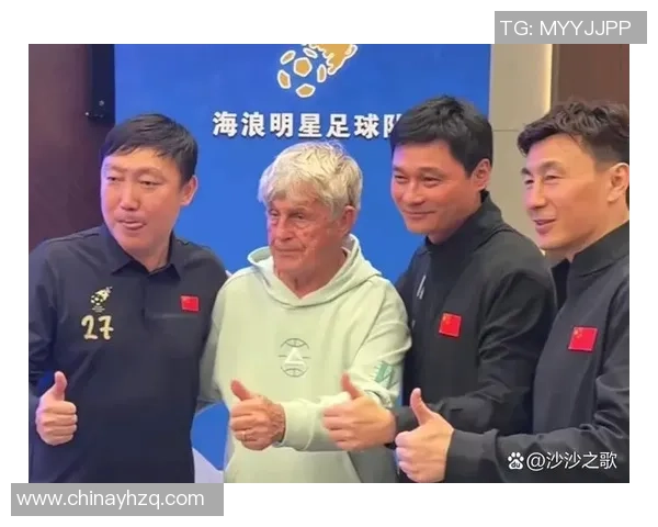 《足球球星队友关系揭秘：从默契配合到场外友谊，塑造传奇历史》