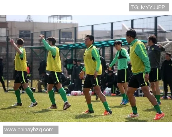 中国藏族足球球星逐梦绿茵场展现民族力量与拼搏精神