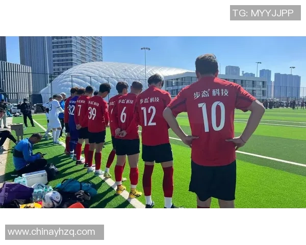 从贫民窟到绿茵场辉煌 足球明星背后的传奇成长故事