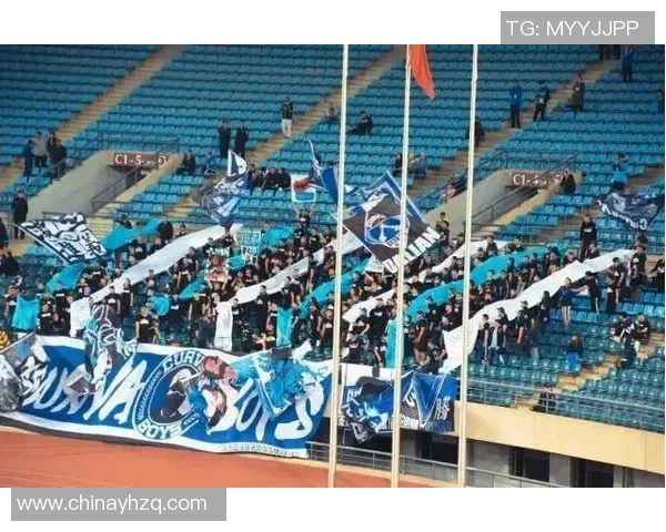 当狂热球迷偶遇心中偶像那一刻全场欢呼热泪盈眶